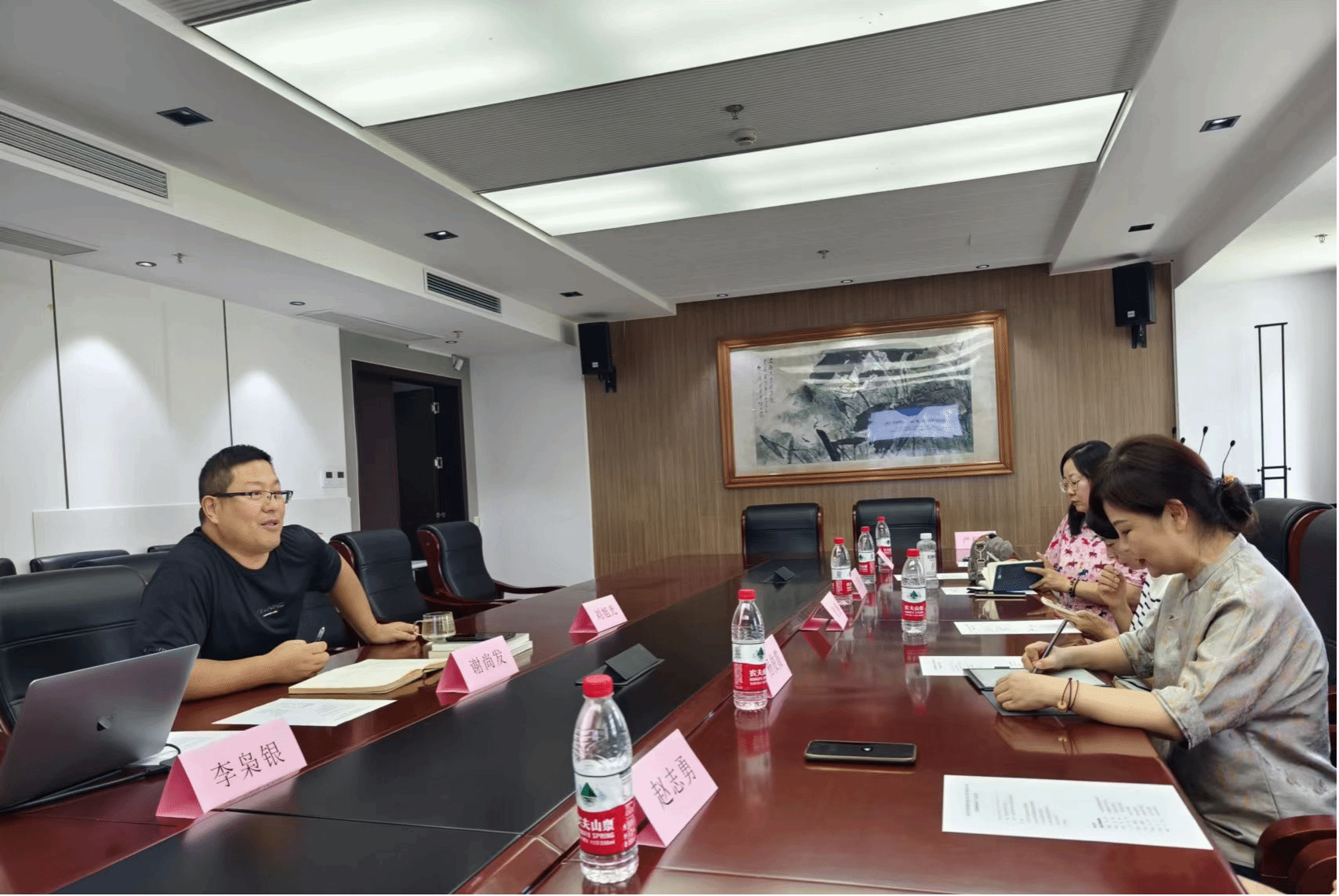 李枭银博士则为团队成员介绍了上海大学文学院创意写作方向近年来